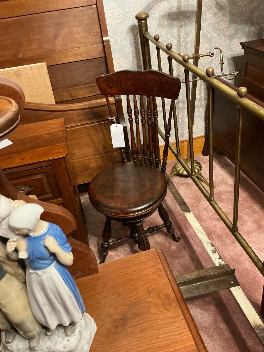 Early 1900 piano chair