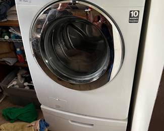 A setof Samsung washer, and dryer with pedestal they are own free sale