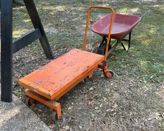 Nice little wheelbarrow this is a scissor. Dolly will not stay up when jacked up. It needs attention.