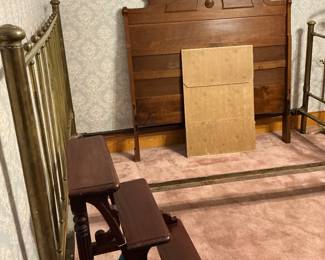 Set a bed stairs with a brass bed king size