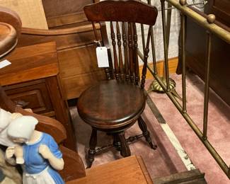 Early 1900 piano chair