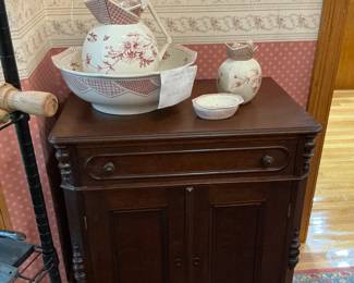 Small buffet with four piece wash bowl set