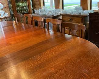 Looks to be tiger Oak, can accommodate up to 12 people