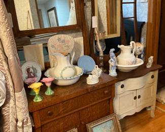 Snuggle wash stands with the mirrors pictures in the bowl