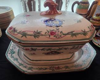 Chinese export Armorial tureen