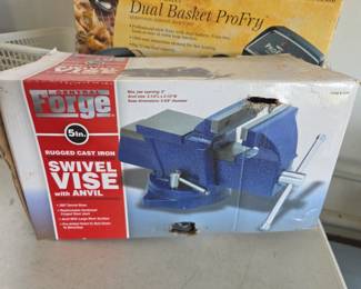 #185	Central Forge Swivel Vise w/Anvil	 $30.00 
