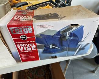 #185	Central Forge Swivel Vise w/Anvil	 $30.00 
