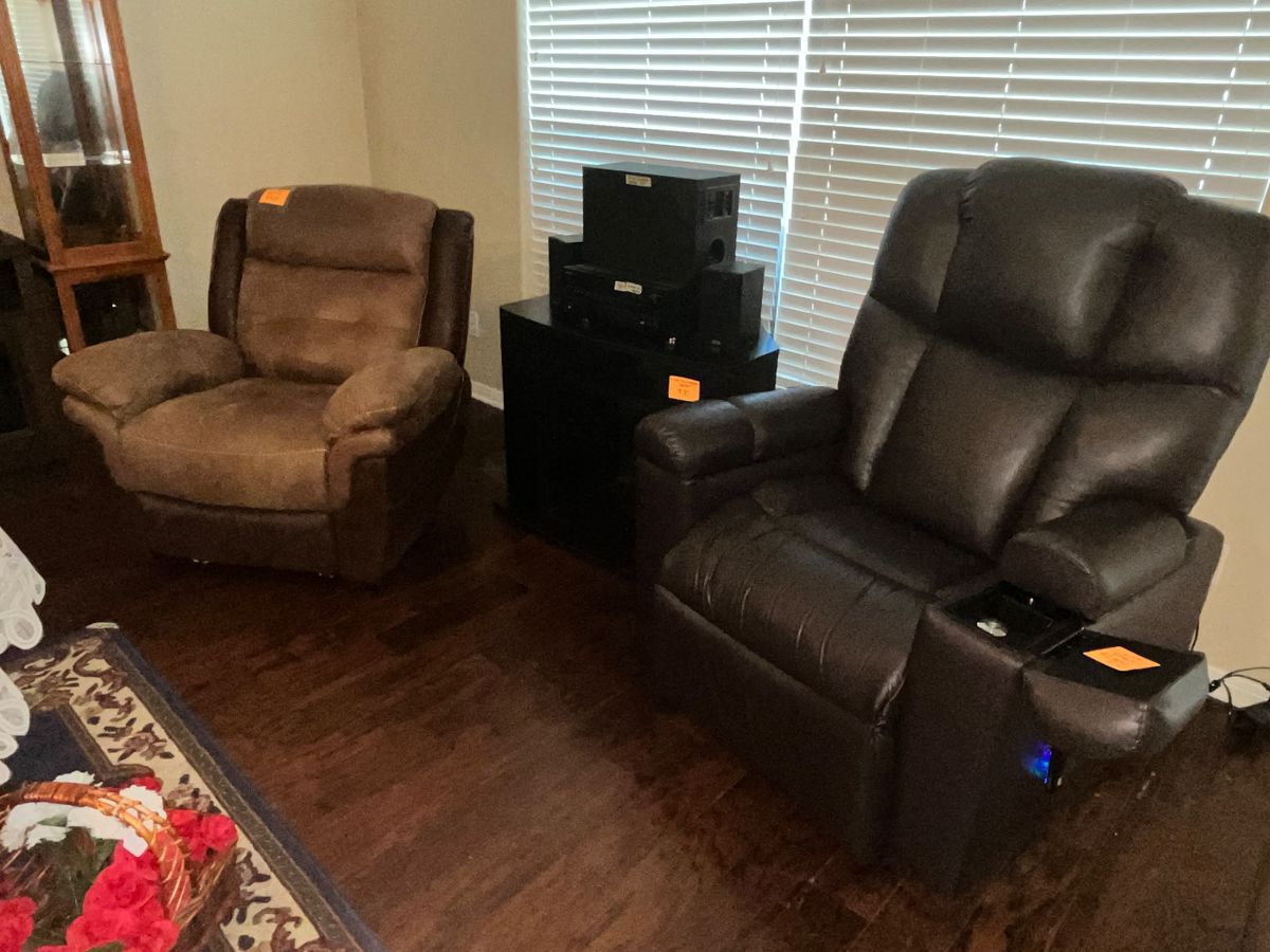 A PAIR OF SUPERB RECLINERS!
