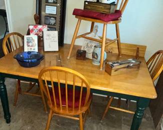 SOLID HARDWOOD KITCHEN TABLE & 4 CHAIRS
