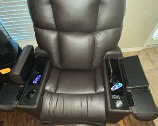 HAS HEAT & MASSAGE, SUPPLE LEATHER & LOTS OF STORAGE!