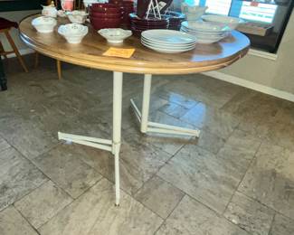 GREAT KITCHEN TABLE - NICE & STURDY