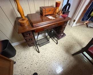 . . . early 1900's oak Singer sewing machine