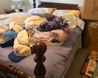 . . . nice queen bed and bedding