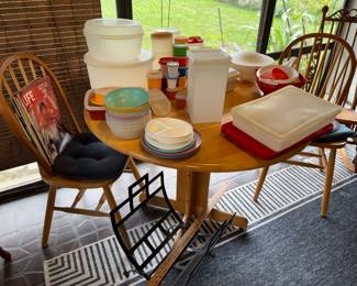 Dinette table with 2 chairs 