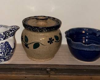 Assorted pottery pieces 