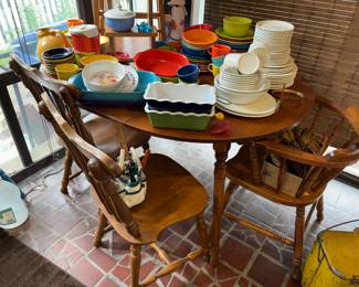 Kitchen table - 2 chairs 