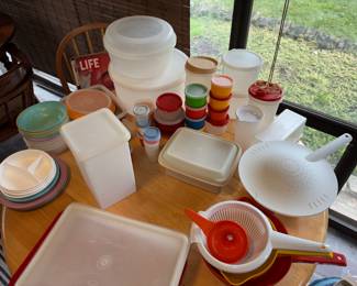 Assorted Tupperware 