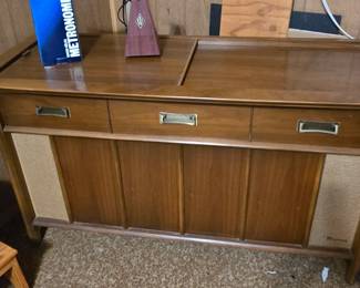 Midcentury Magnavox Stereo System - It works!