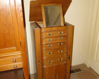 Complete with mirror too