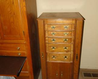 Jewelry chest, the sit on the floor version