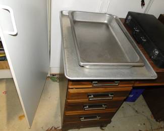 Large sheet tray, and baking pan, just imagine the family sized lasagna you can make