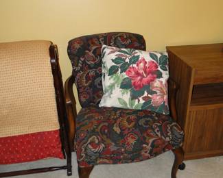 That fun chair and pillow again