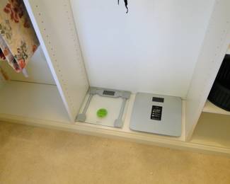 A pair of scales.  One for each foot, then you can take the average and weight less