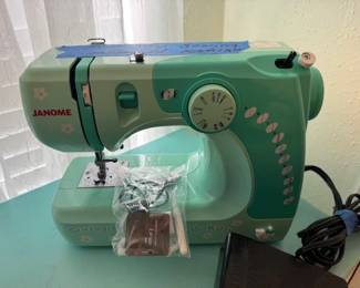 "HELLO KITTY" sewing machine LIGHT WEIGHT great for Quilting with Friends