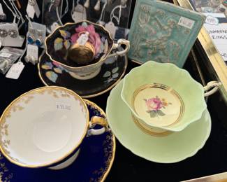 Tea cups & Saucers 