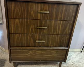 Bassett Mid Century Walnut 4 Drawer Chest