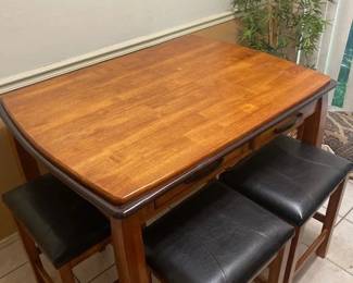 Kitchen Table w/4 Stools