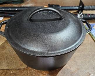 CAST IRON DUTCH OVEN WITH LID