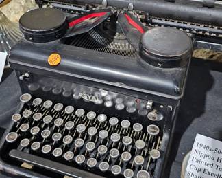 VINTAGE TYPEWRITER
