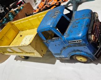METAL TRUCK TOY