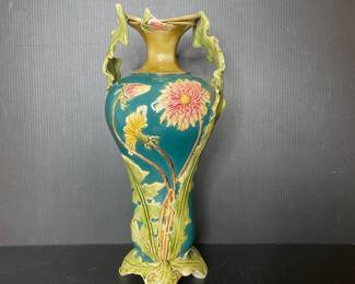 Floral pottery vase majolica style