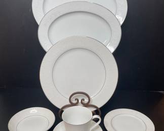 Crown Victoria dinnerware Lovelace pattern vtg