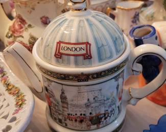 James Sadler London Heritage Collection teapot featuring the Horseguards design