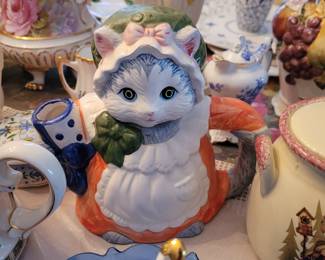 Cat teapot