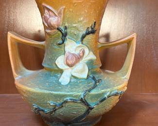 Lot #47 Vintage Roseville Pottery Vase - 1930s, Magnolia Pattern 93 9"
Lot #47 Vintage Roseville Pottery Vase - 1930s, Magnolia Pattern 93 9"