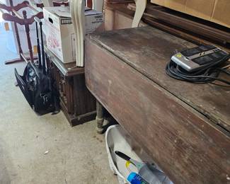 Drop leaf table