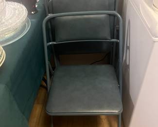 4 folding chairs 