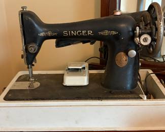 Vintage Singer sewing machine w newer base (removable)
