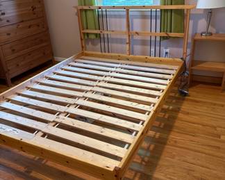 Times queen bed w slats 