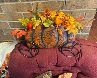 Cry cute and simple pumpkin centerpiece