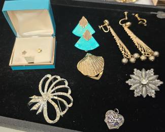 costume jewelry brooches etc  