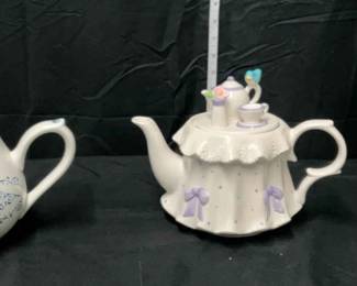 2 Teapots a Vase