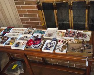 Assortment of women's jewlery 