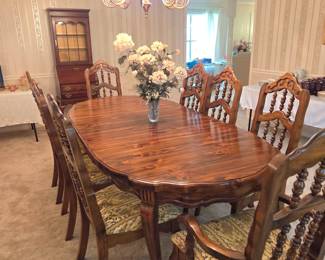 Dining table with 8 upholstered chairs