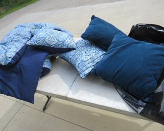 Lot 330. King-size comforter with matching pillows