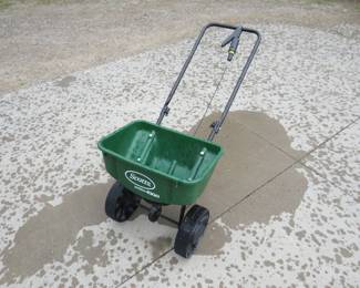 Lot 324. Scotts SpeedyGreen 1000 fertilizer spreader